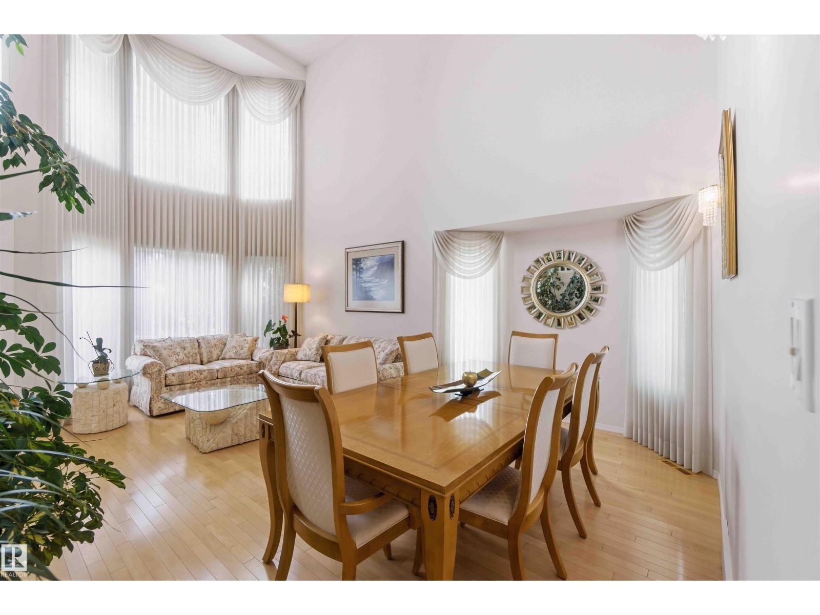 1 COLONIAL CL Image 9