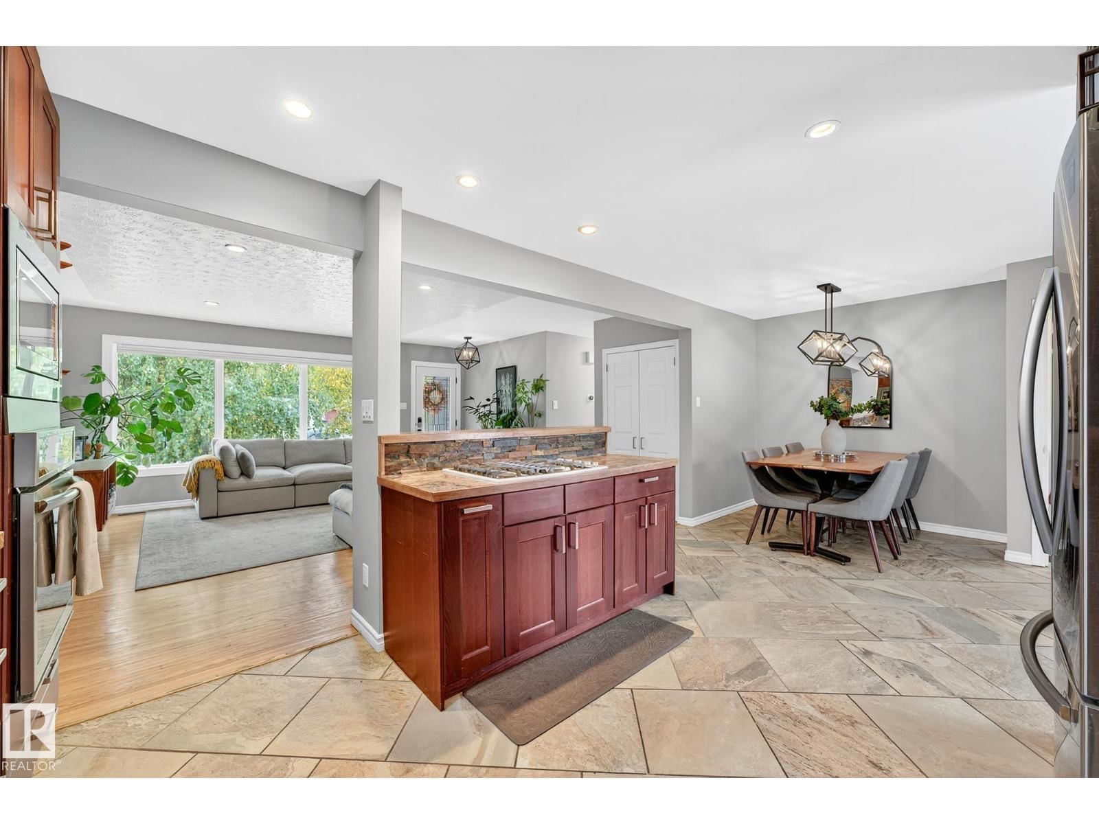 15701 92A AV Image 12