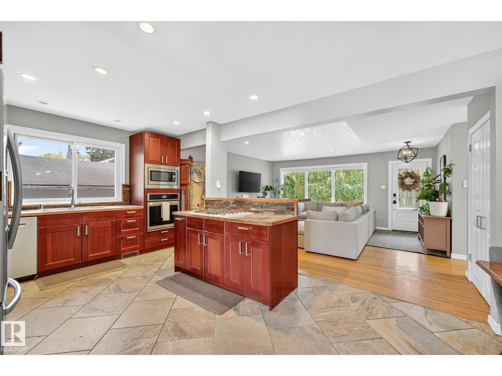 15701 92A AV Image 13