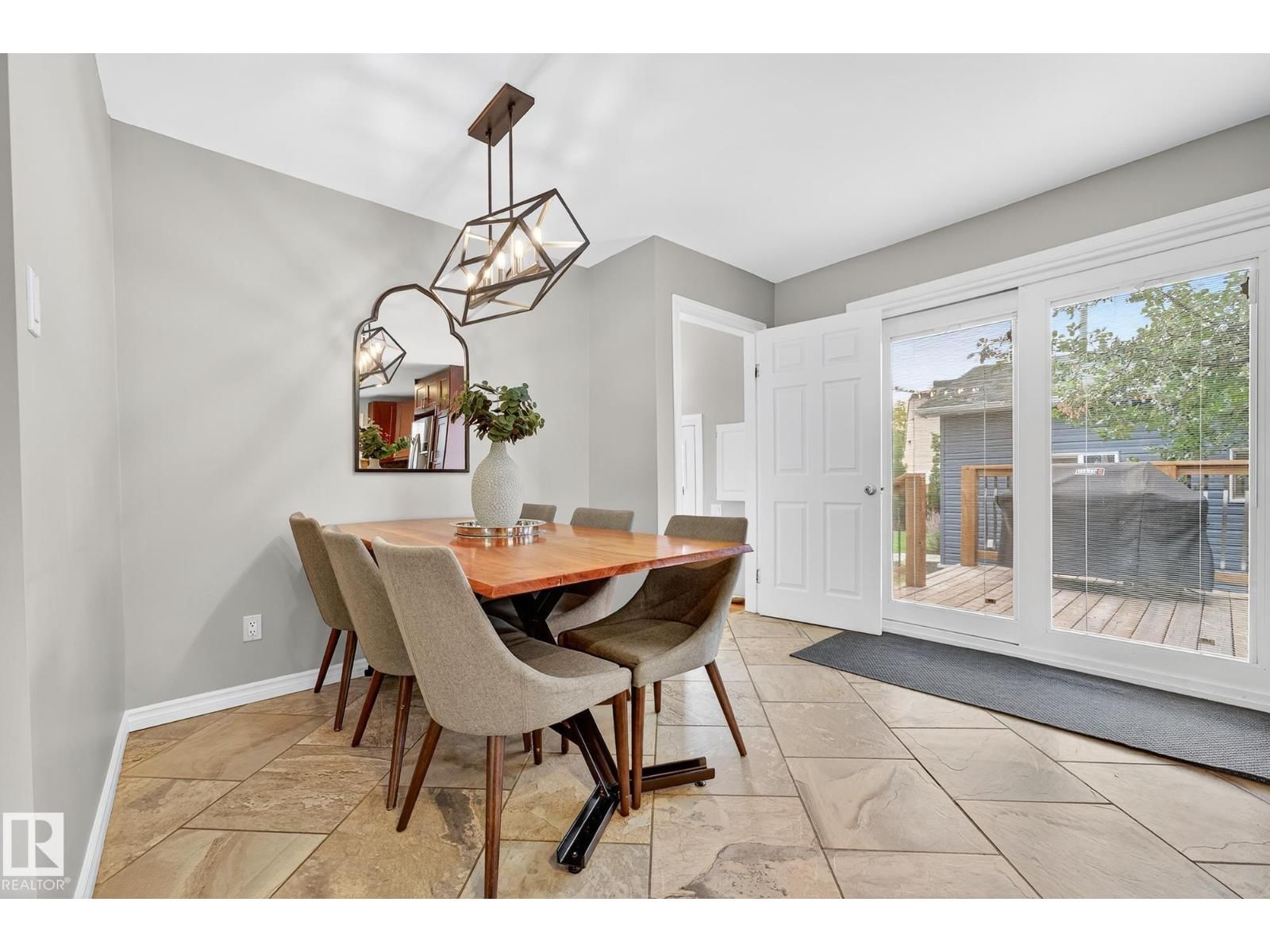 15701 92A AV Image 15