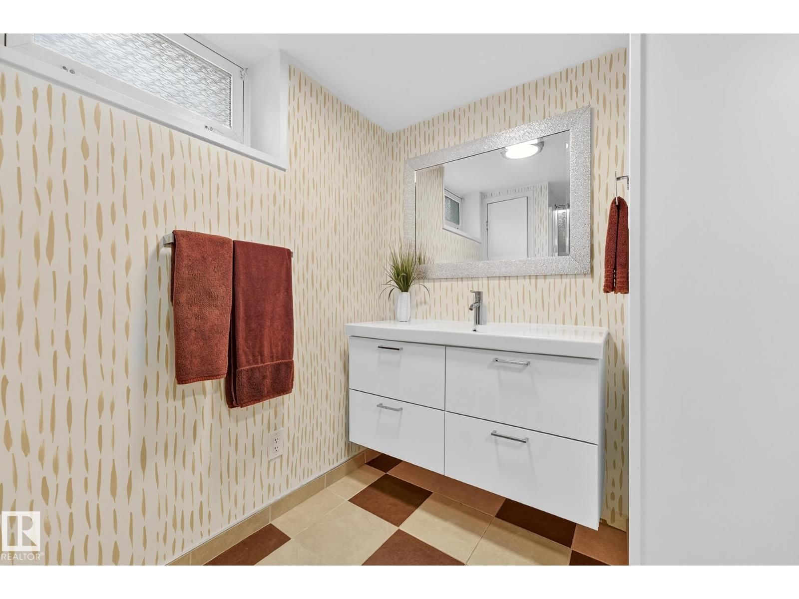 15701 92A AV Image 36