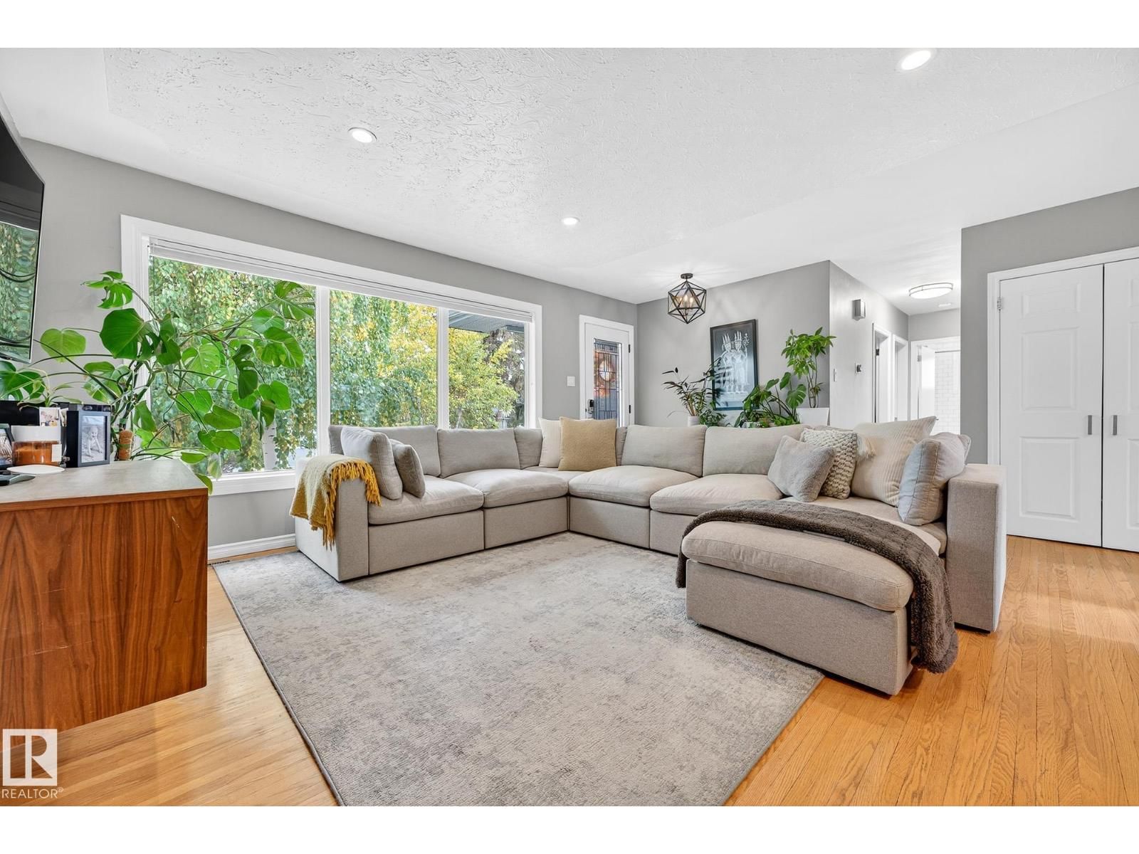 15701 92A AV Image 9