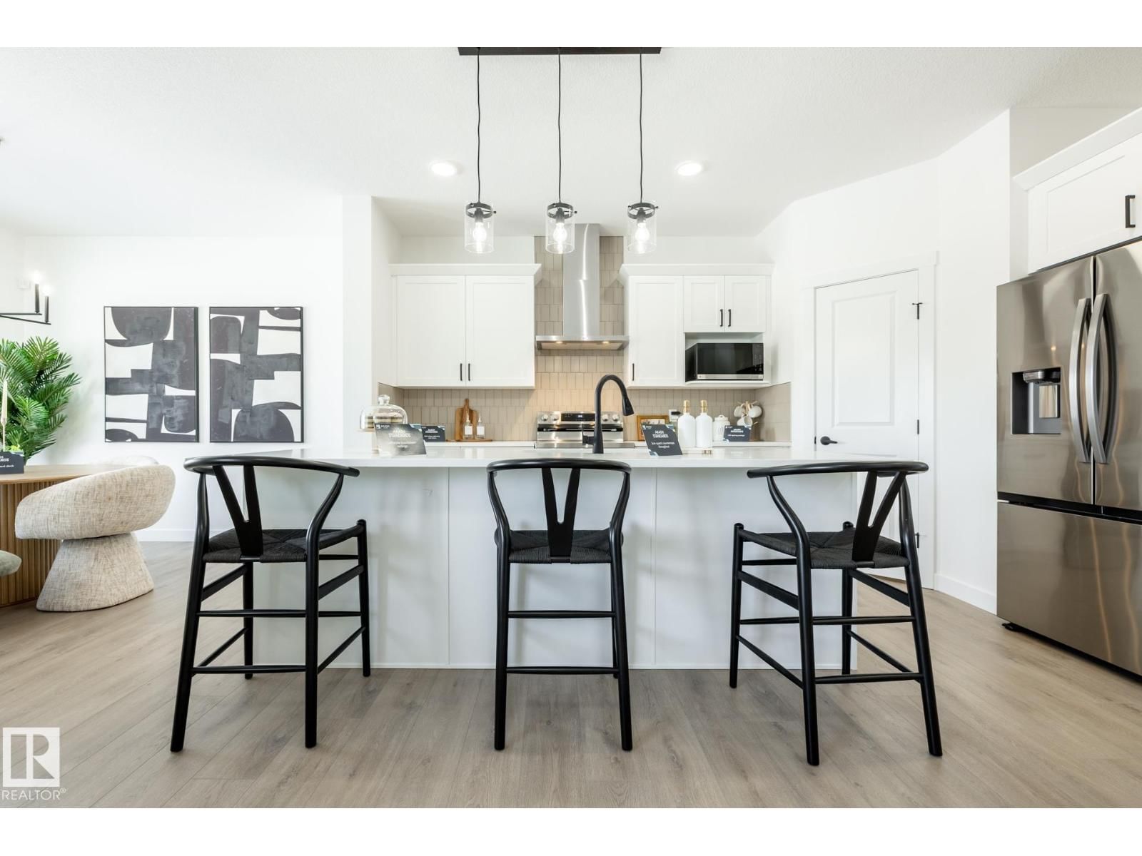 5221 Schonsee DR, Edmonton, Alberta T5Z 0H4