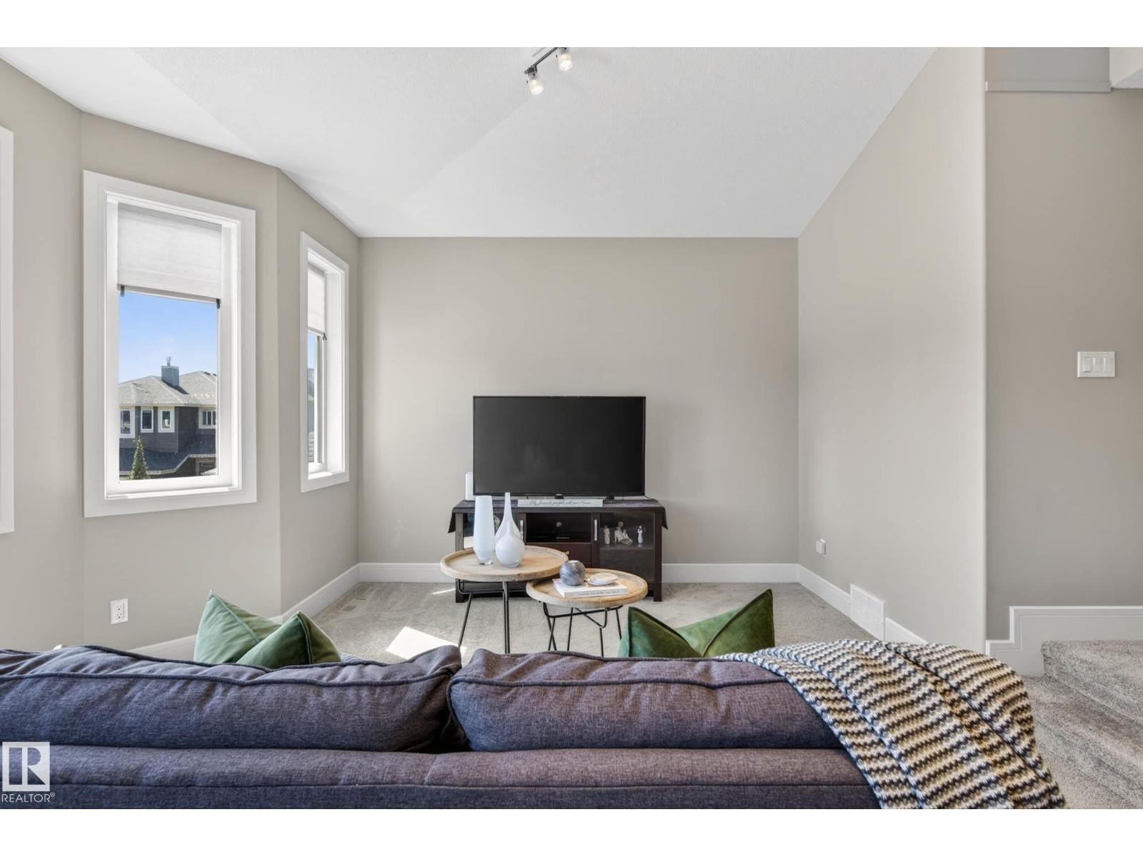 NW - 2086 REDTAIL CM Image 17