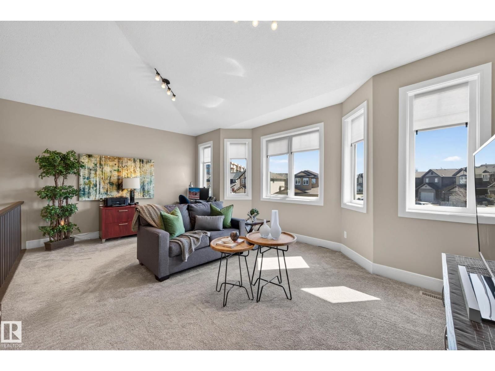 NW - 2086 REDTAIL CM Image 18