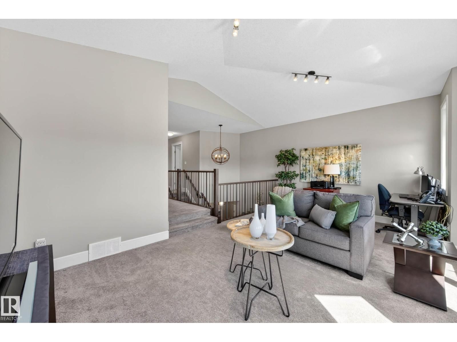 NW - 2086 REDTAIL CM Image 19