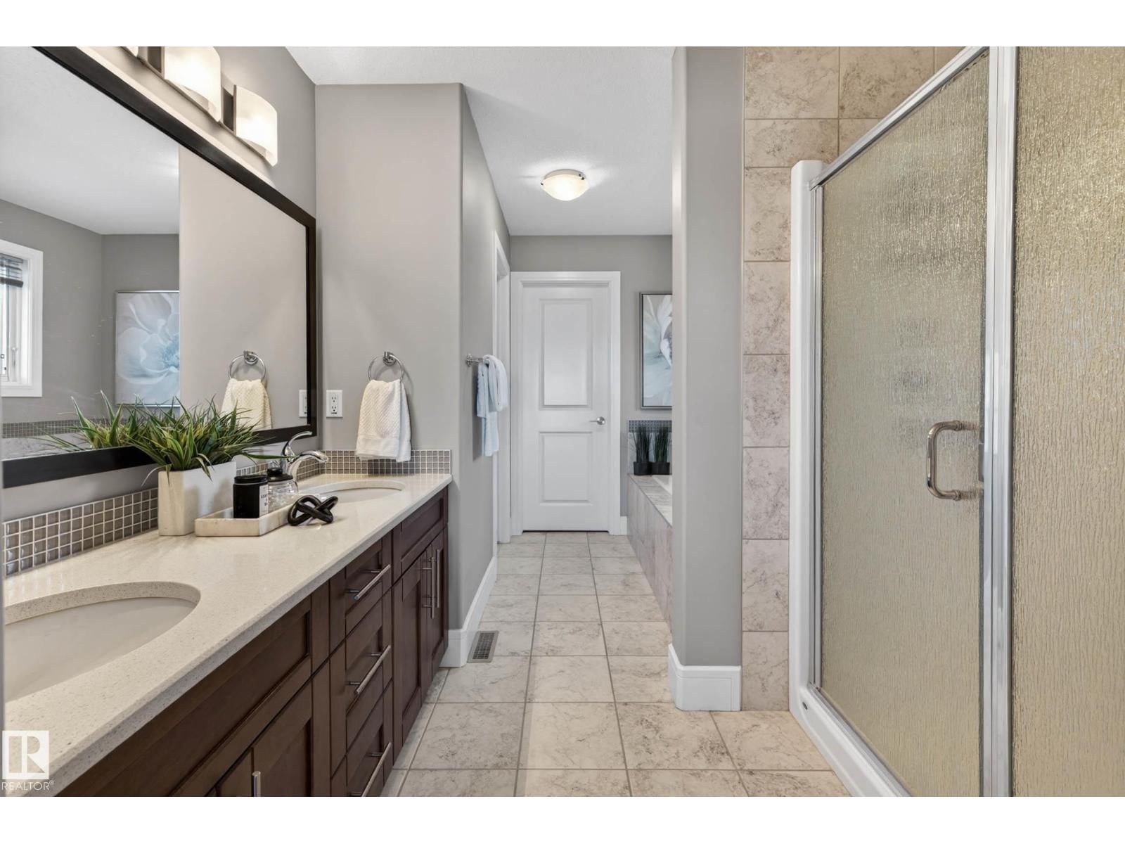 NW - 2086 REDTAIL CM Image 23