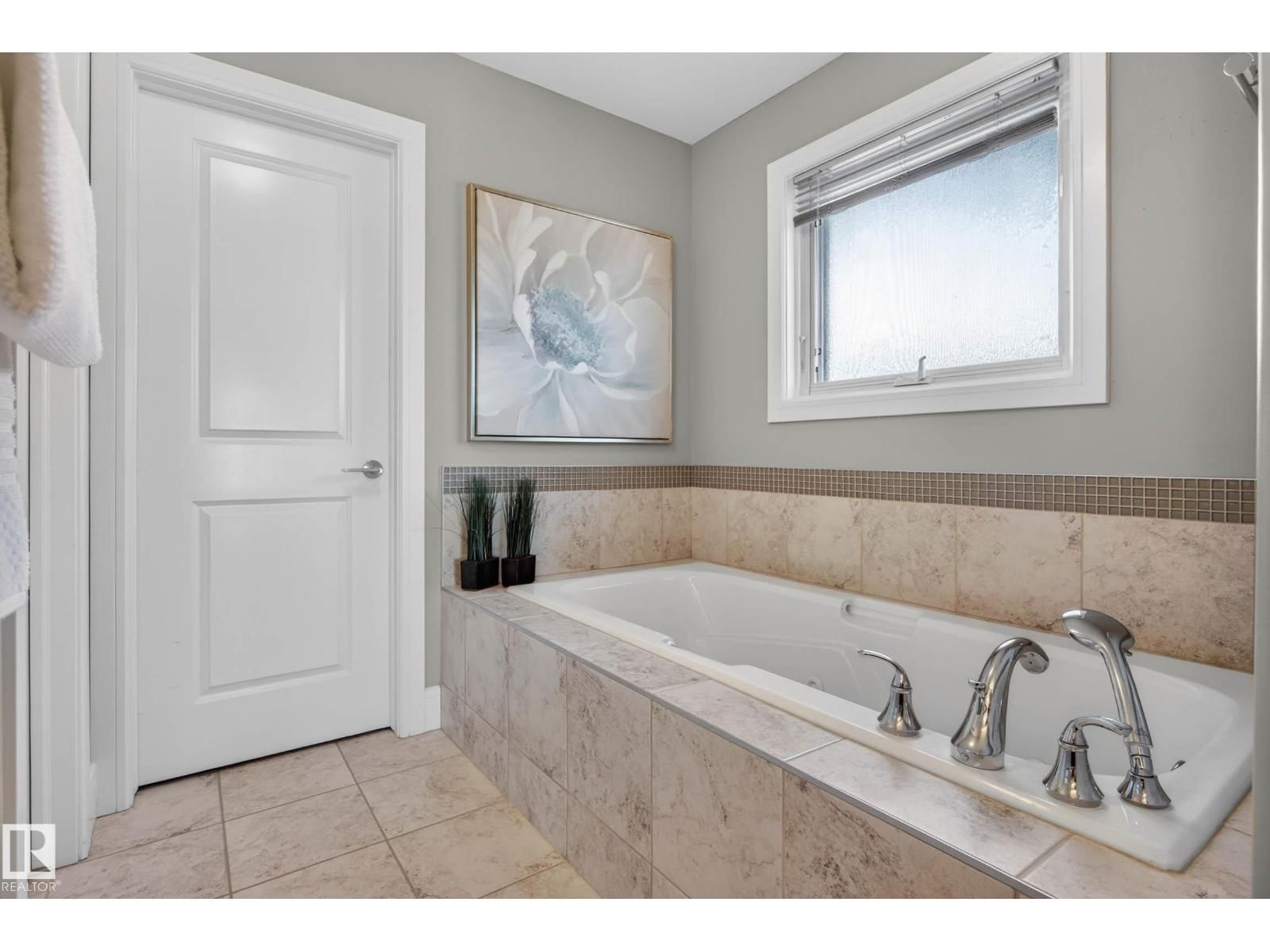 NW - 2086 REDTAIL CM Image 25