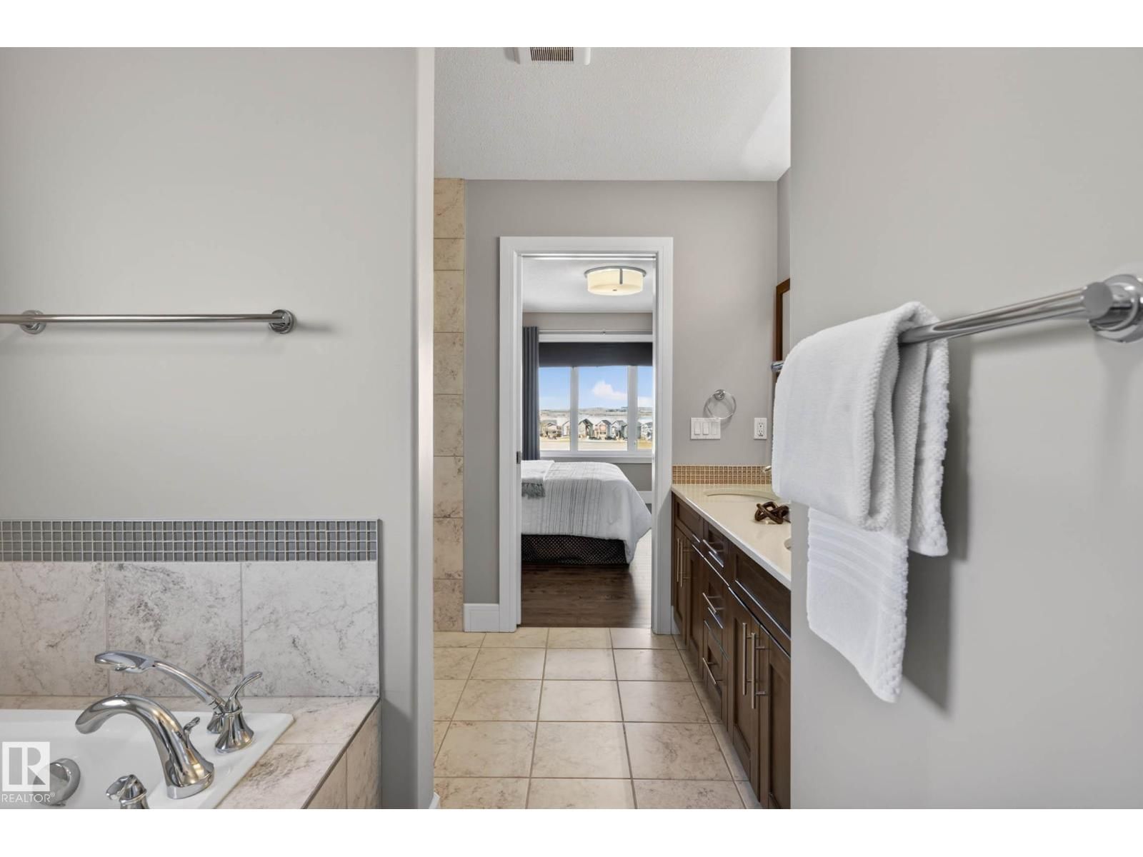 NW - 2086 REDTAIL CM Image 26