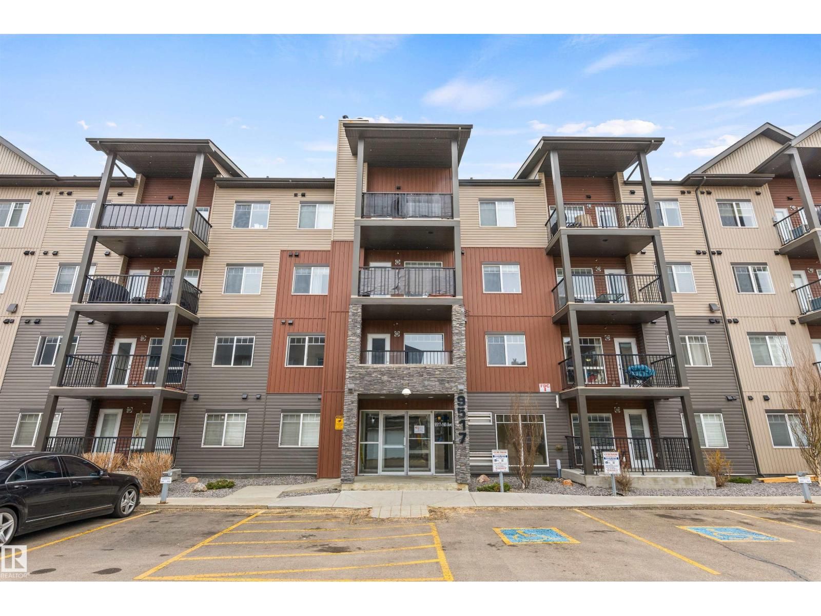 9517 160 AV, Edmonton, Alberta T5Z 0N1