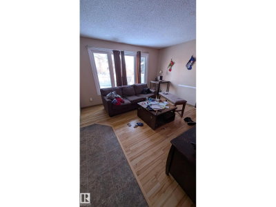 4 AMBERLY CT | Edmonton Alberta | Slide Image Four