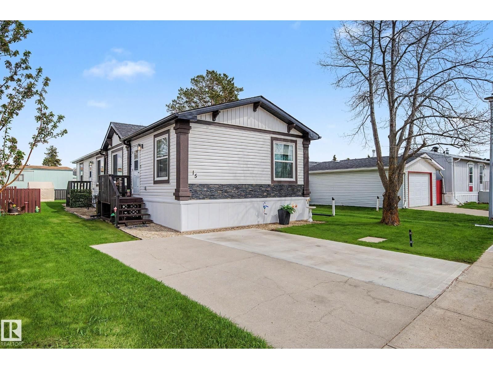 12604 153 AV, Edmonton, Alberta T5X 4M7