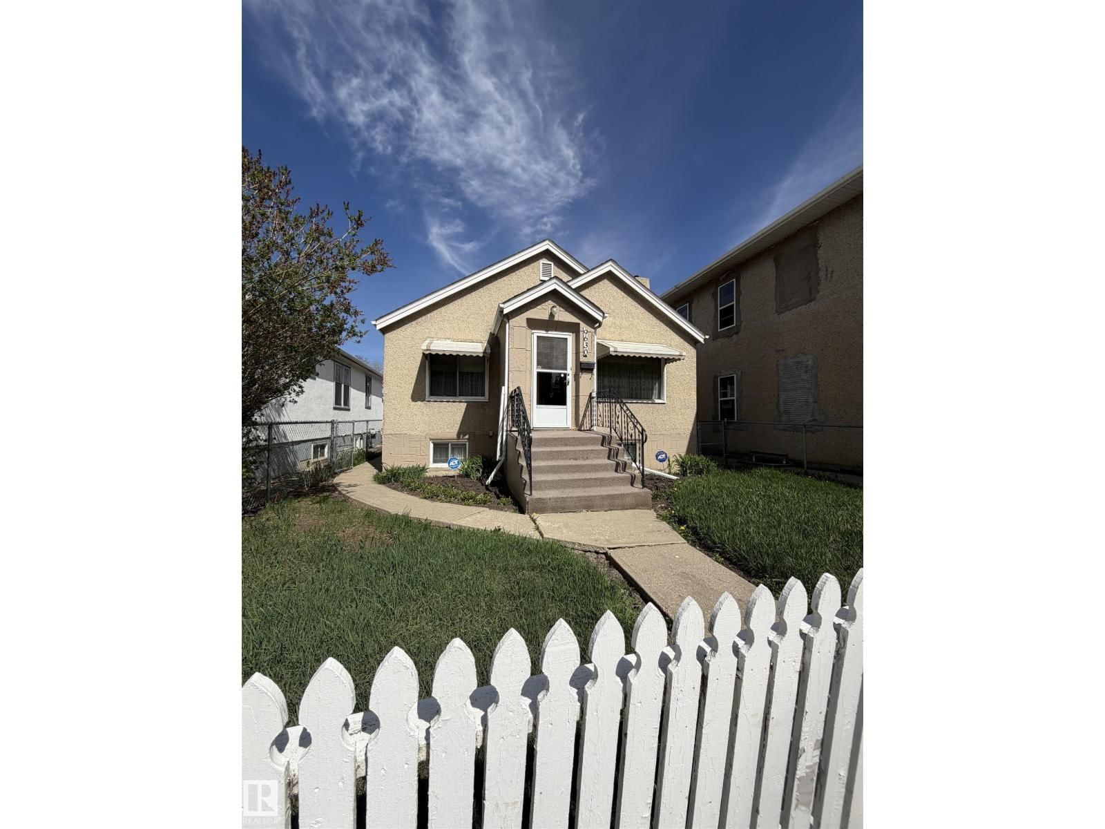 9630 106 AV, Edmonton, Alberta T5H 0N4