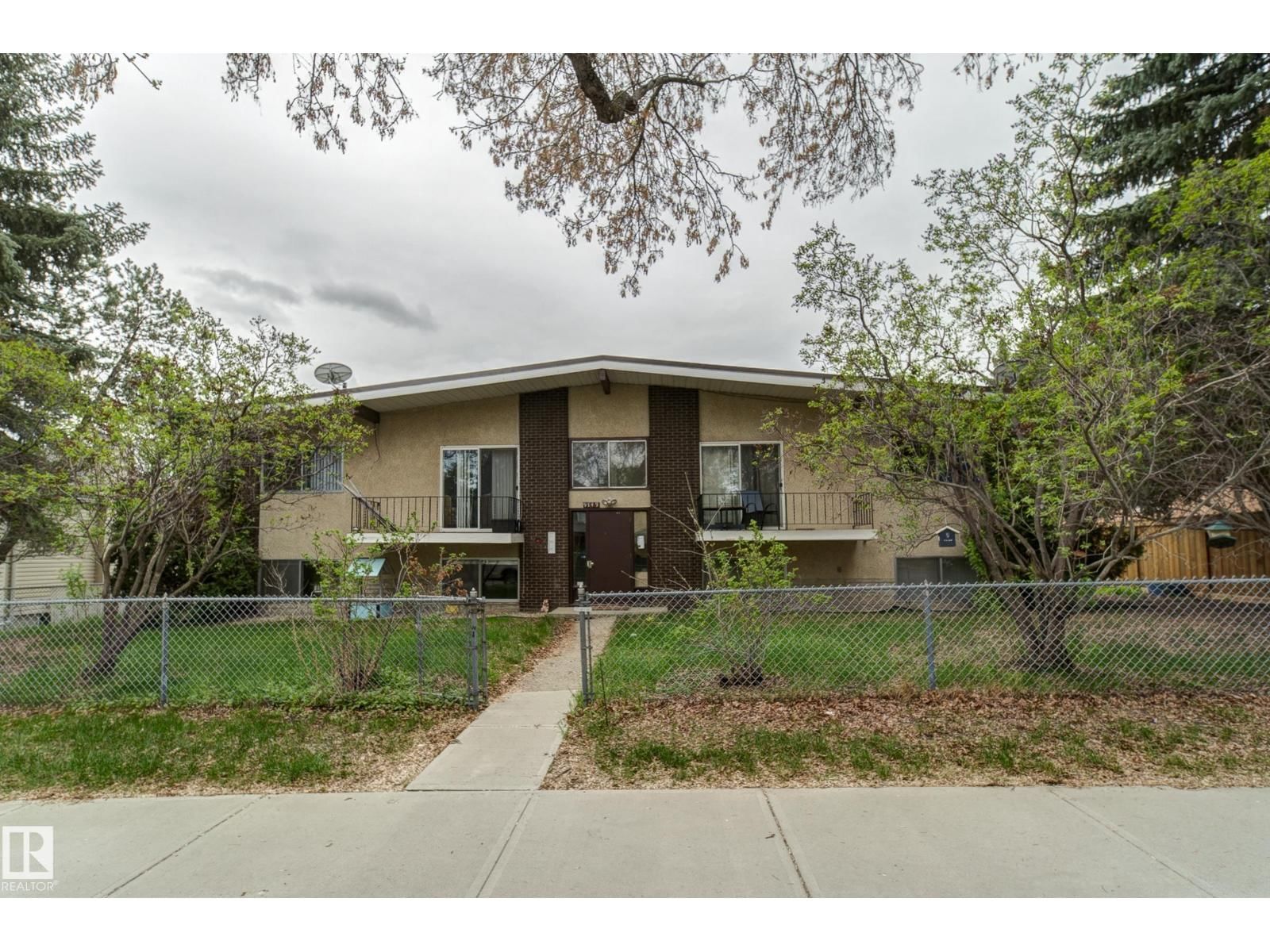 9749 88 AV, Edmonton, Alberta T6E 2R1