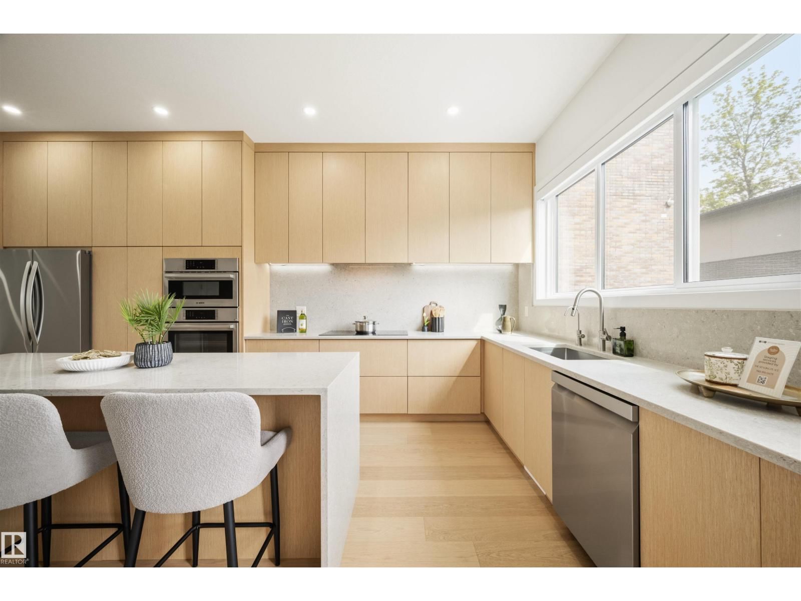 14037 104 AV, Edmonton, Alberta T5N 0W7