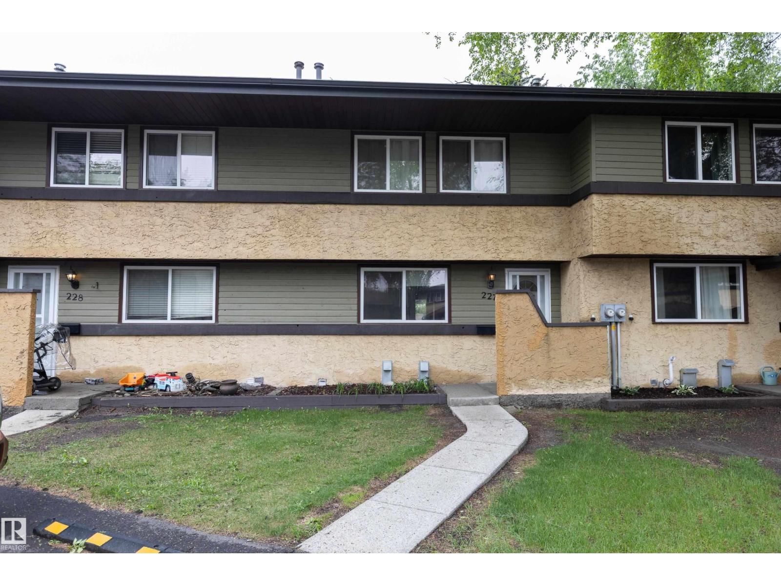 227 Woodbridge WY, Sherwood Park, Alberta T8A 3Y3