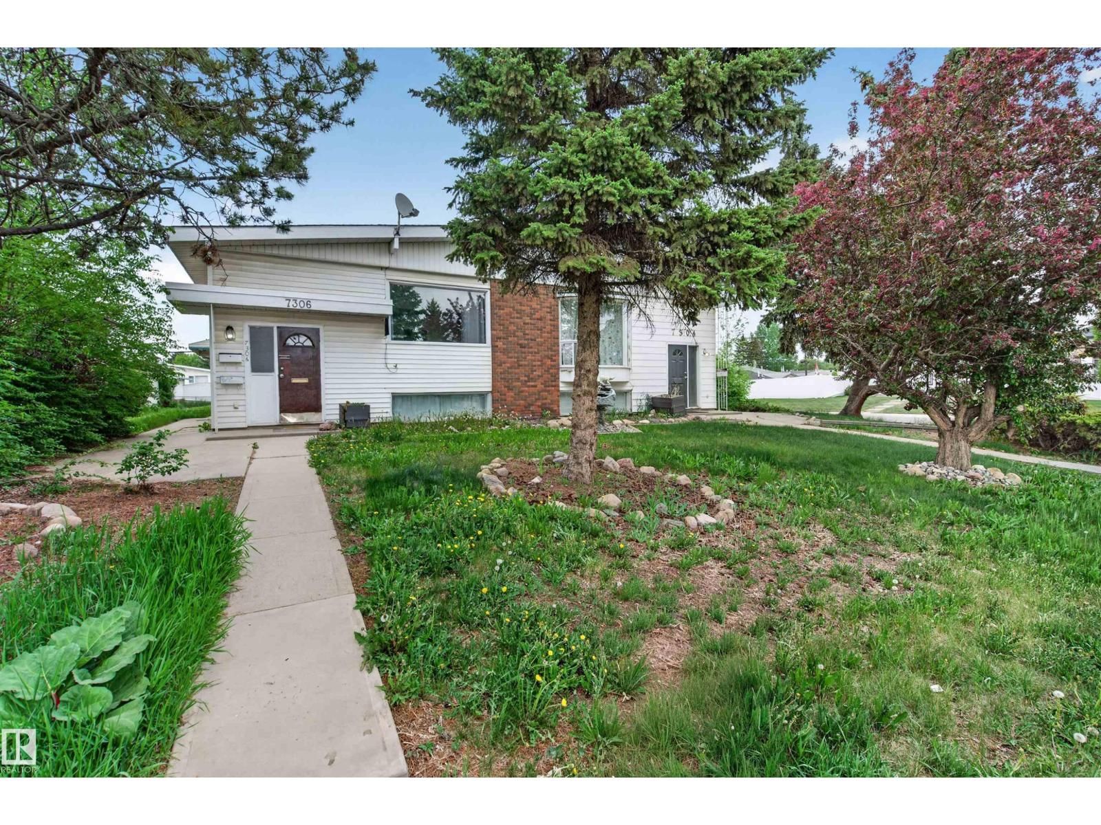 7304/7306 78 AV, Edmonton, Alberta T6B 0C1