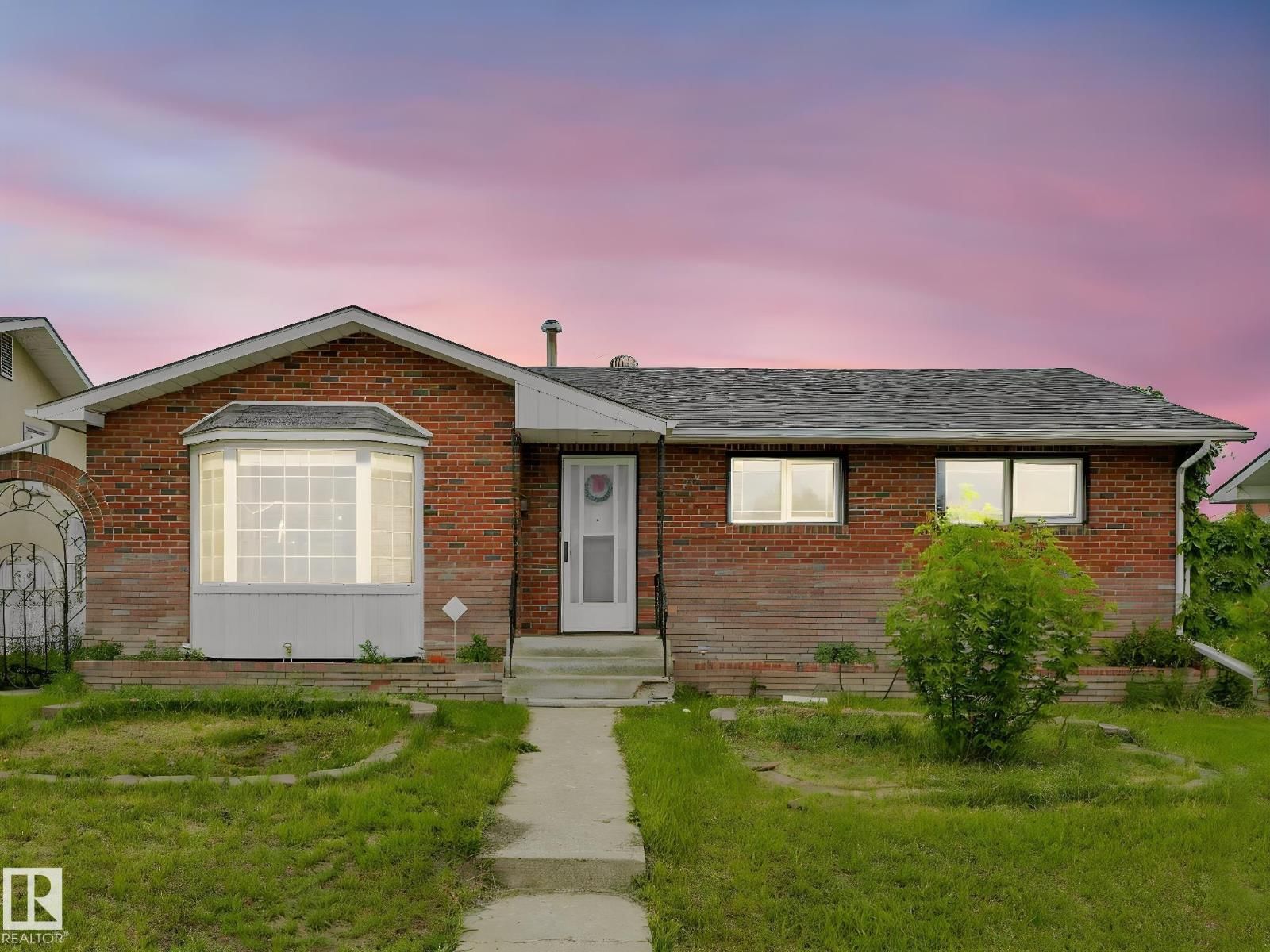 9528 151 AV, Edmonton, Alberta T5E 2R3