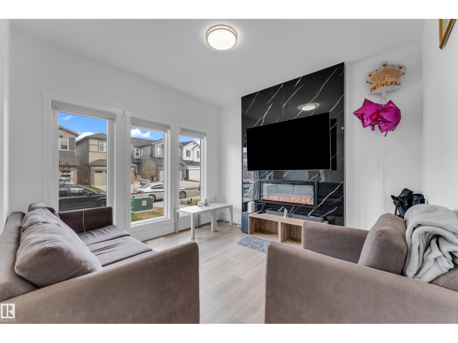 432 29 ST, Edmonton, Alberta T6X 3E7