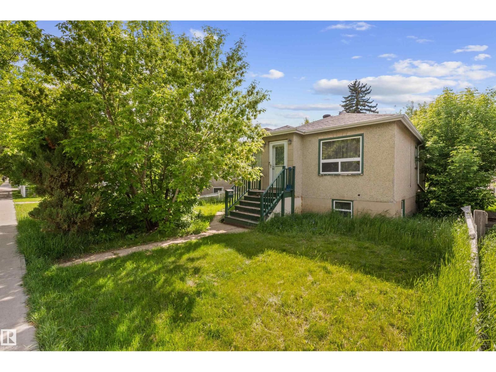 7516 106 ST, Edmonton, Alberta T6E 4W2