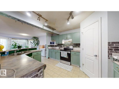 1808 36 AV NW | Edmonton Alberta | Slide Image Five