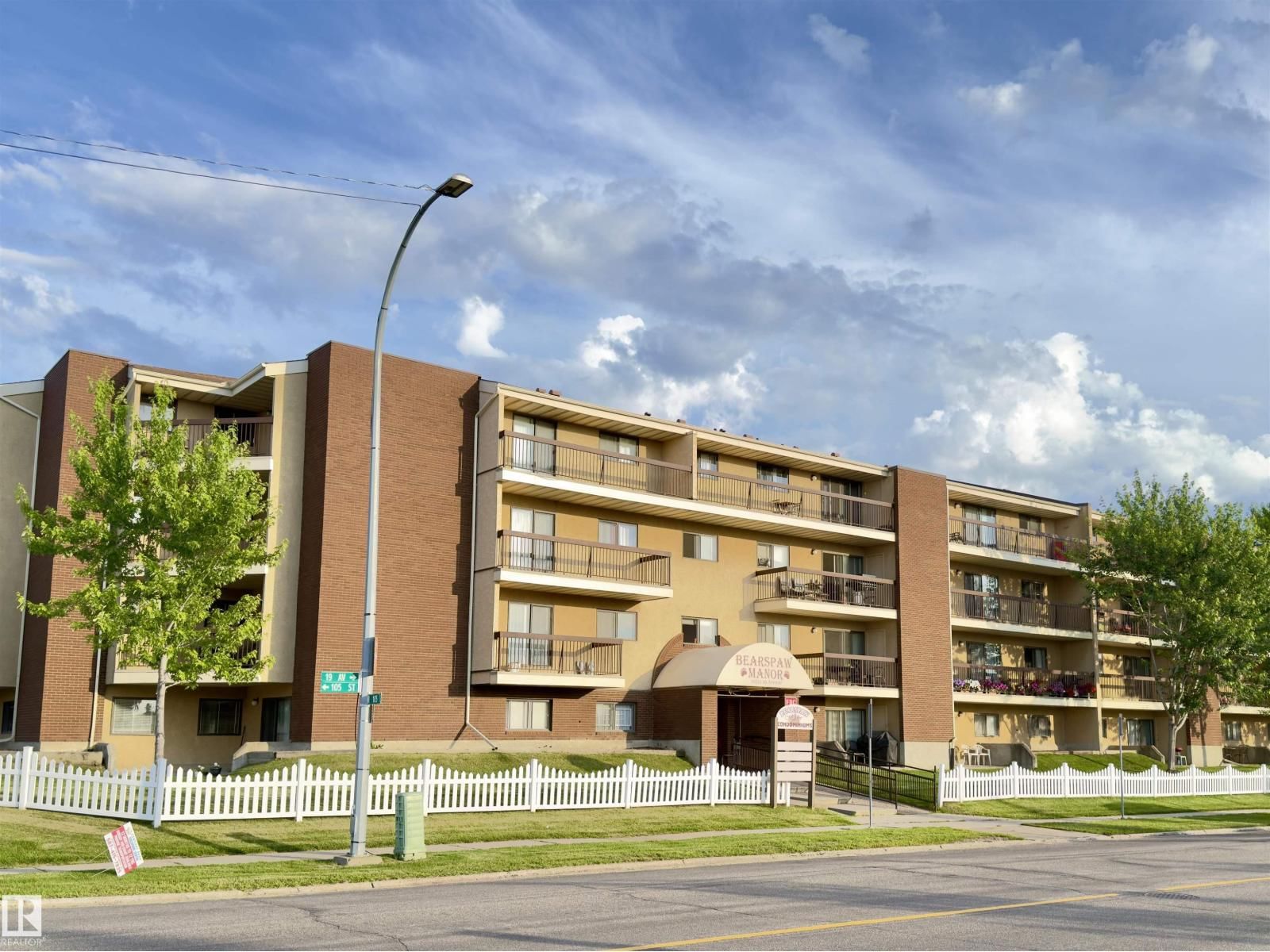 10511 19 AV, Edmonton, Alberta T6T 5S8