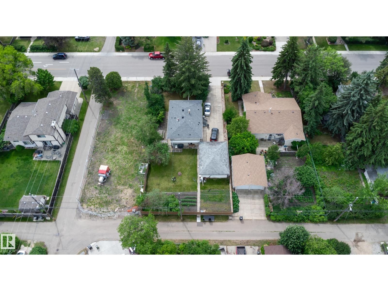 8316 73 AV, Edmonton, Alberta T6C 0E2