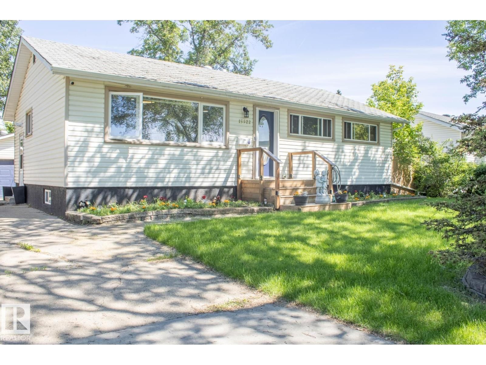 15922 92 AV, Edmonton, Alberta T5R 5C6