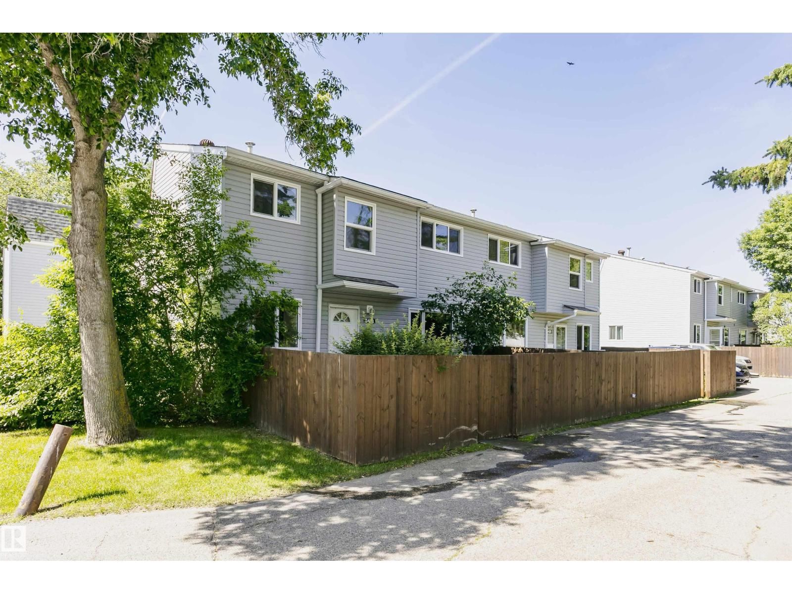 5418 144B AV, Edmonton, Alberta T6A 3N3