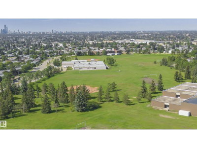 5418 144B AV | Edmonton Alberta | Slide Image Forty-five