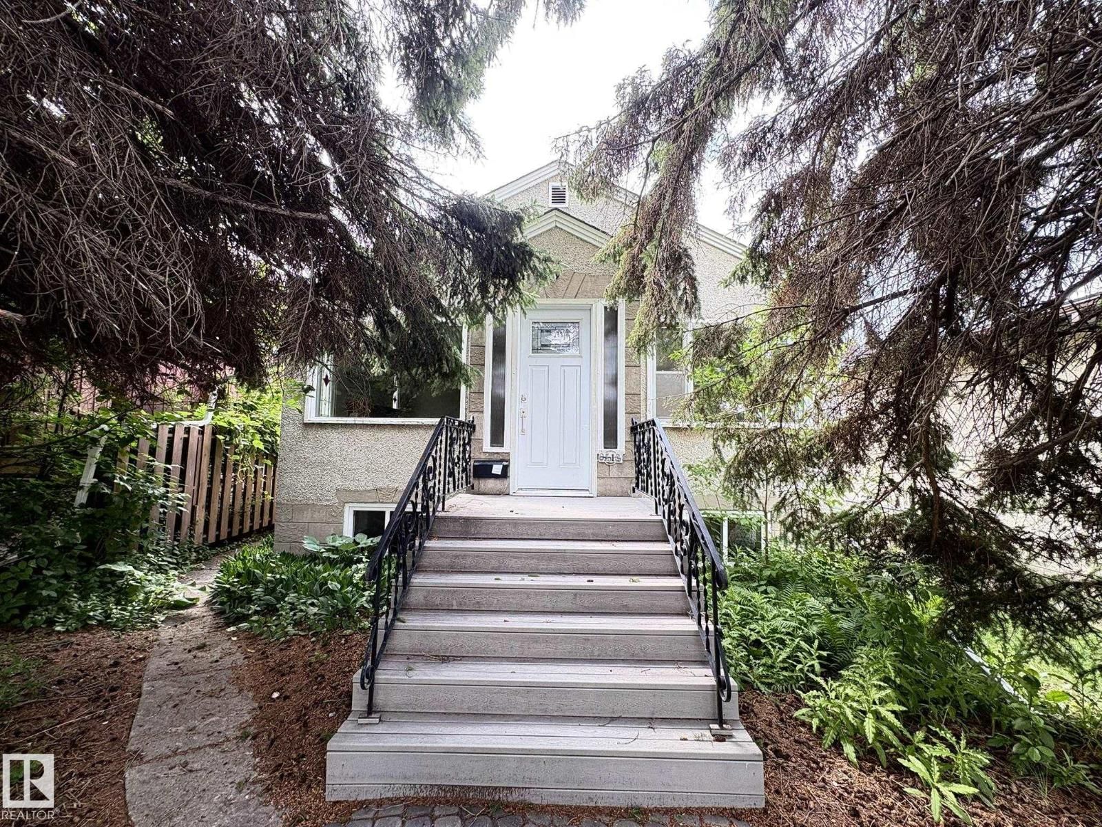 9513 88 AV, Edmonton, Alberta T6C 1M7
