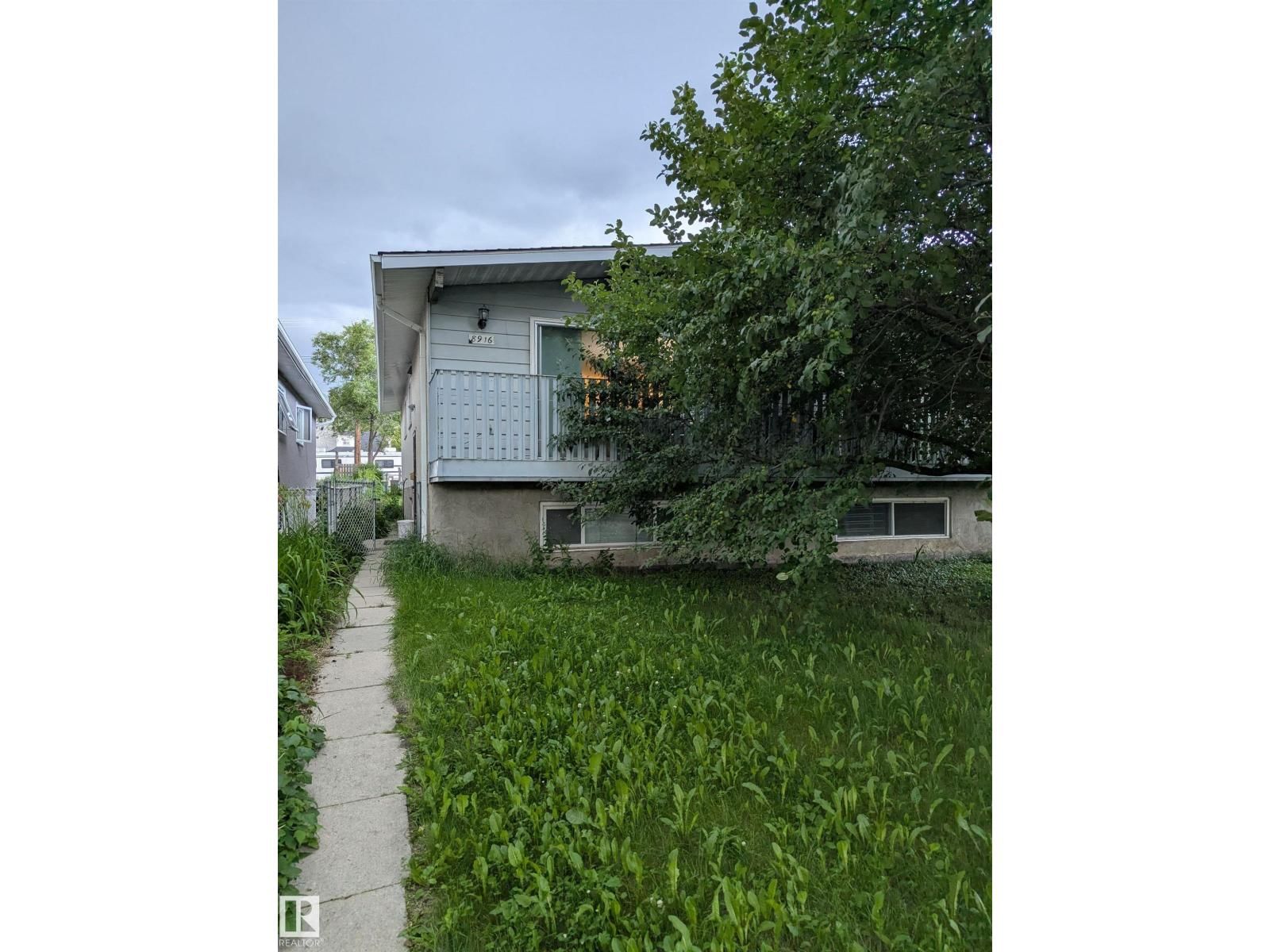 8916 83 AV, Edmonton, Alberta T6C 1B5