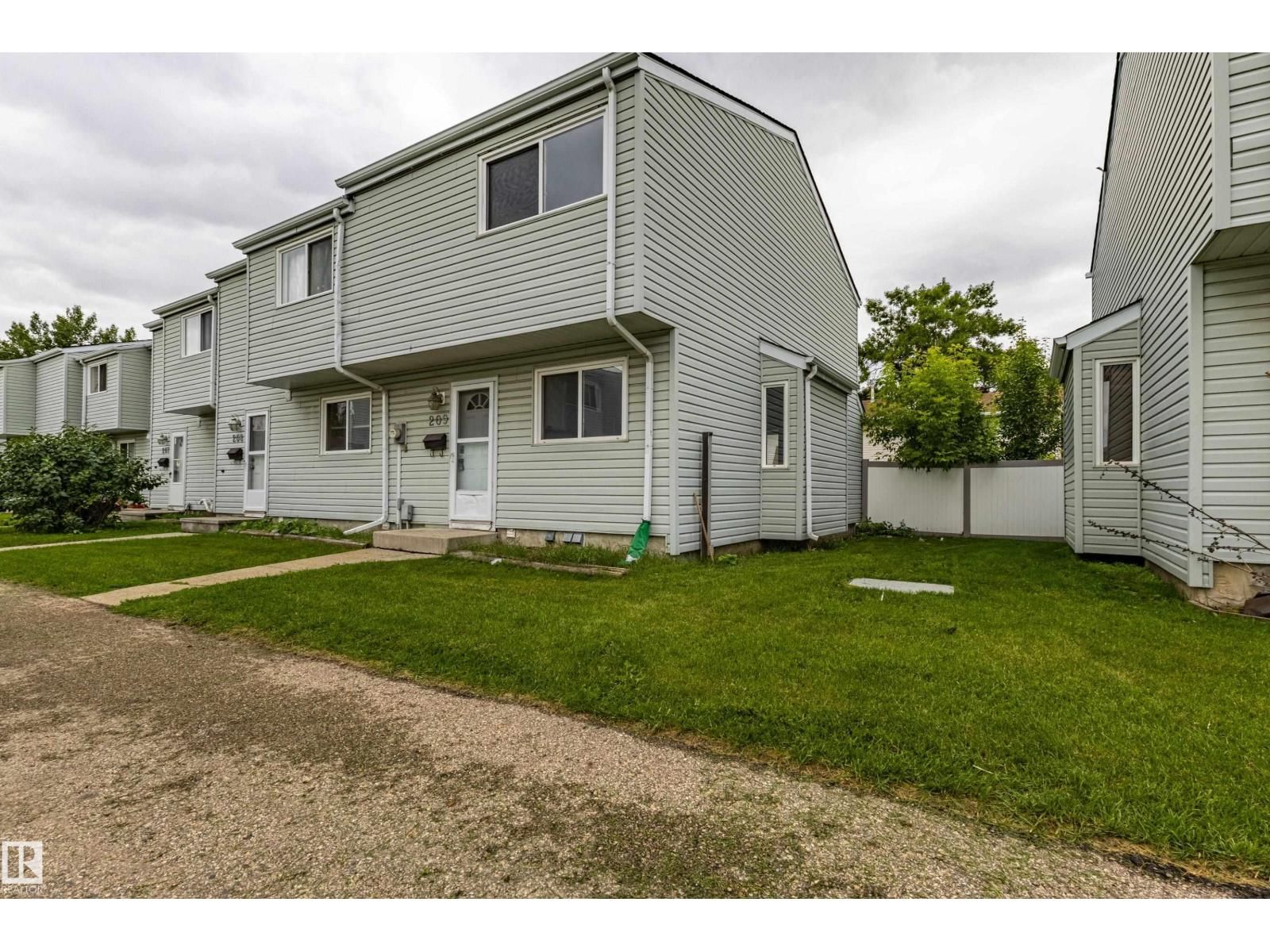 209 Dickinsfield CO, Edmonton, Alberta T5E 5V8