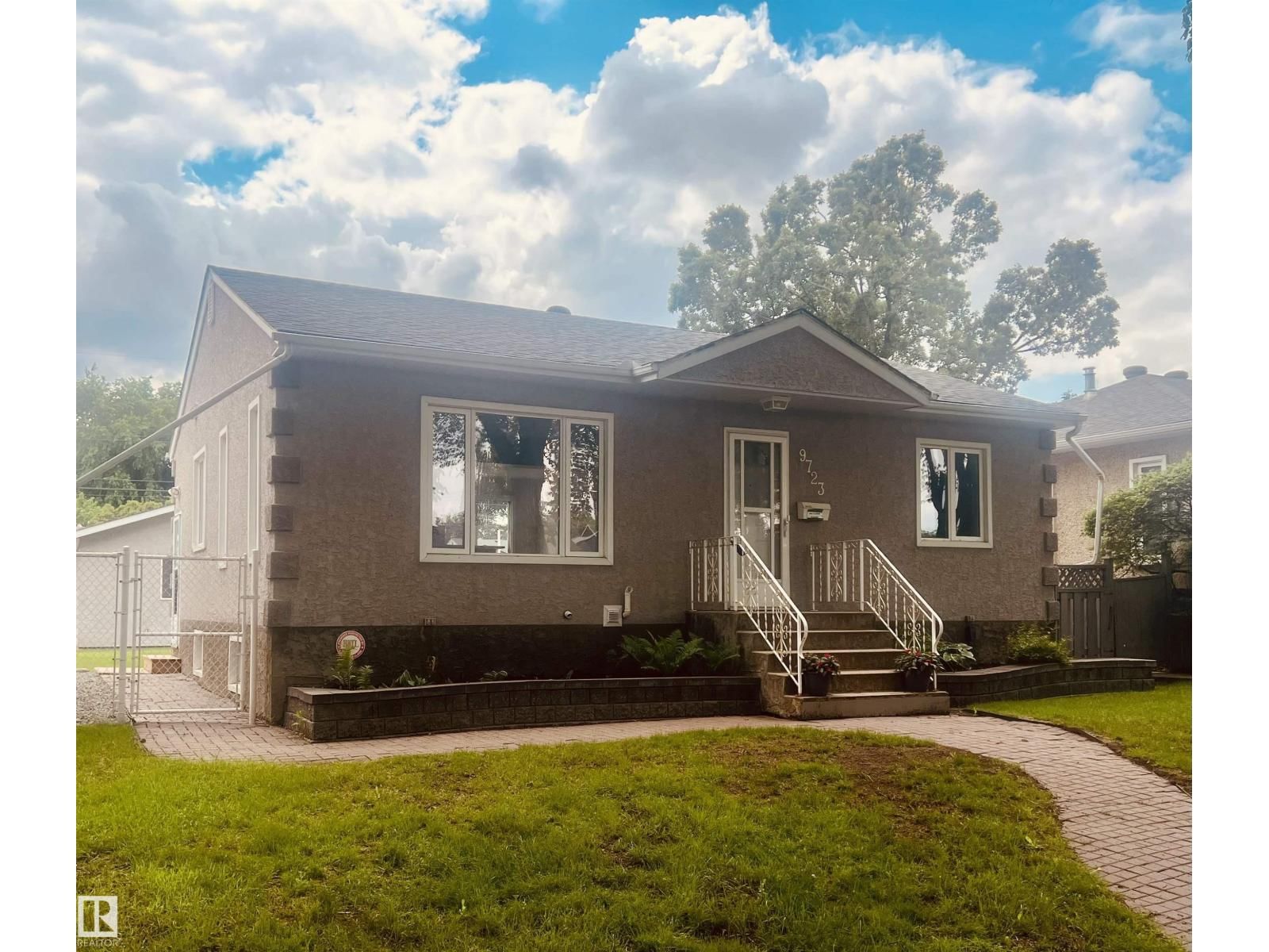 9723 65 AV, Edmonton, Alberta T6E 0M4