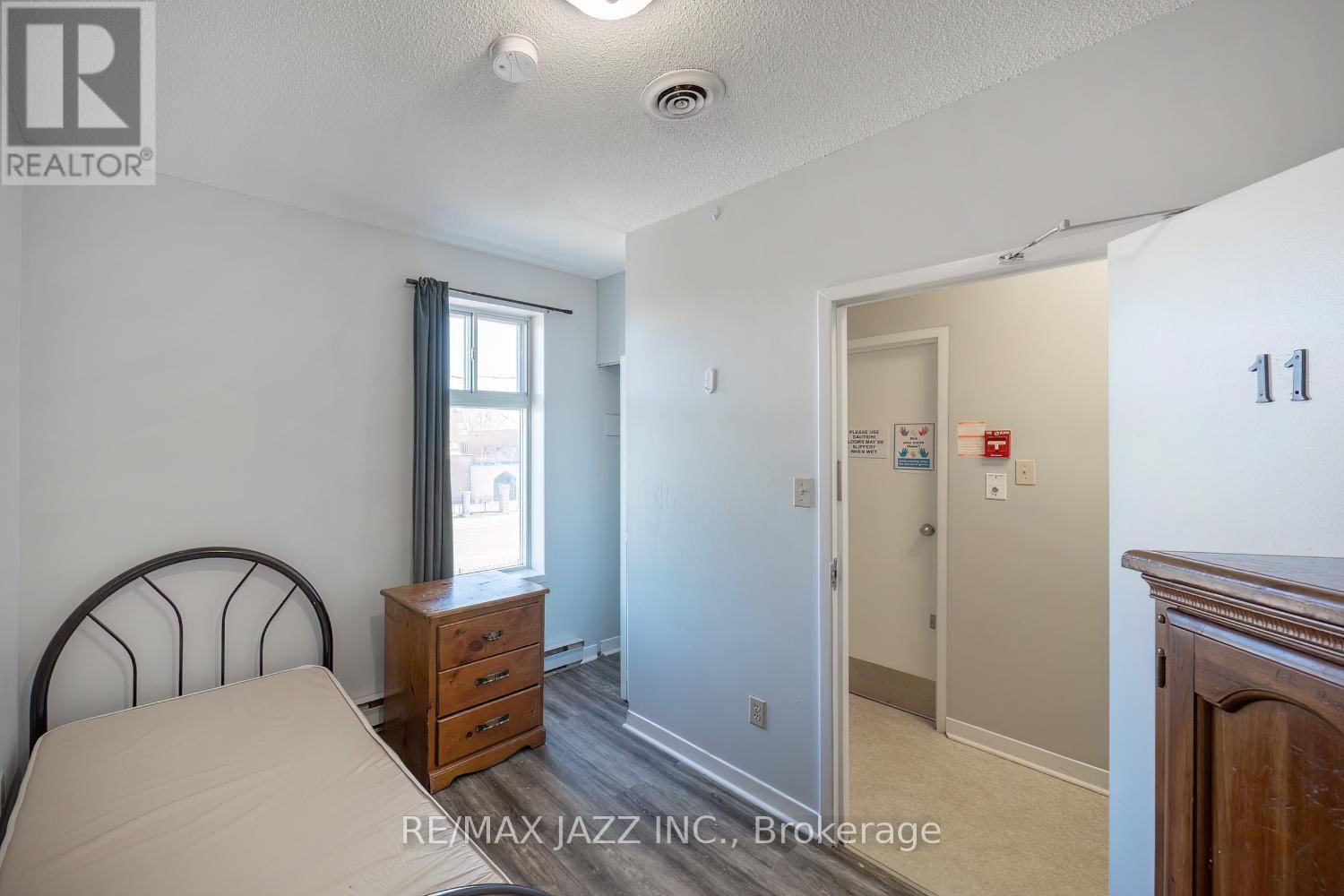 364 SIMCOE STREET S Image 32