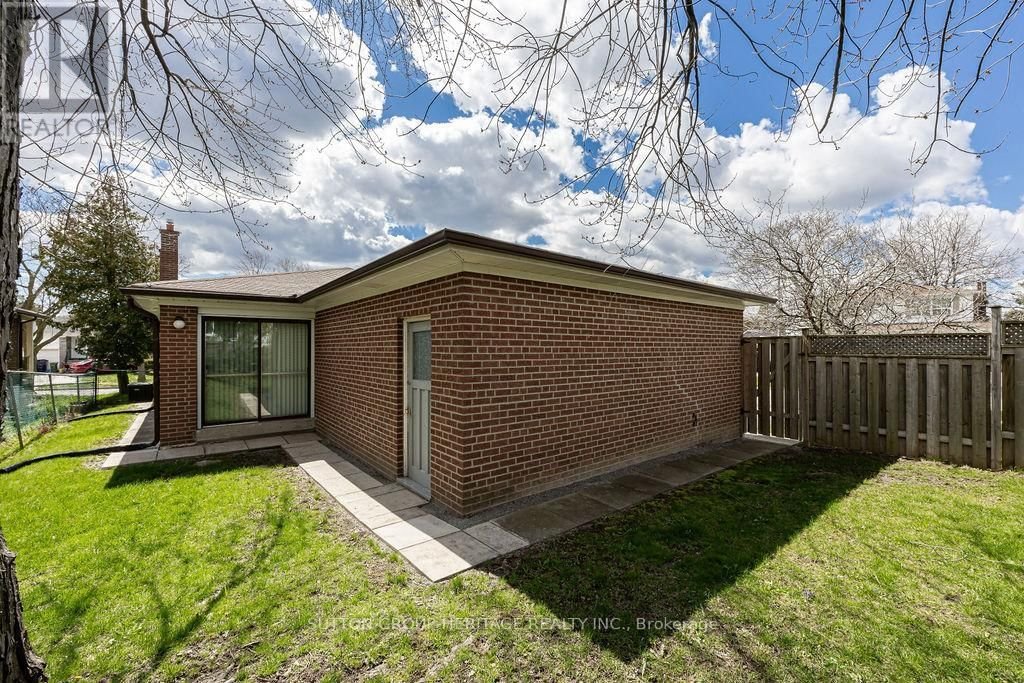 6 HOSEYHILL CRES Image 32