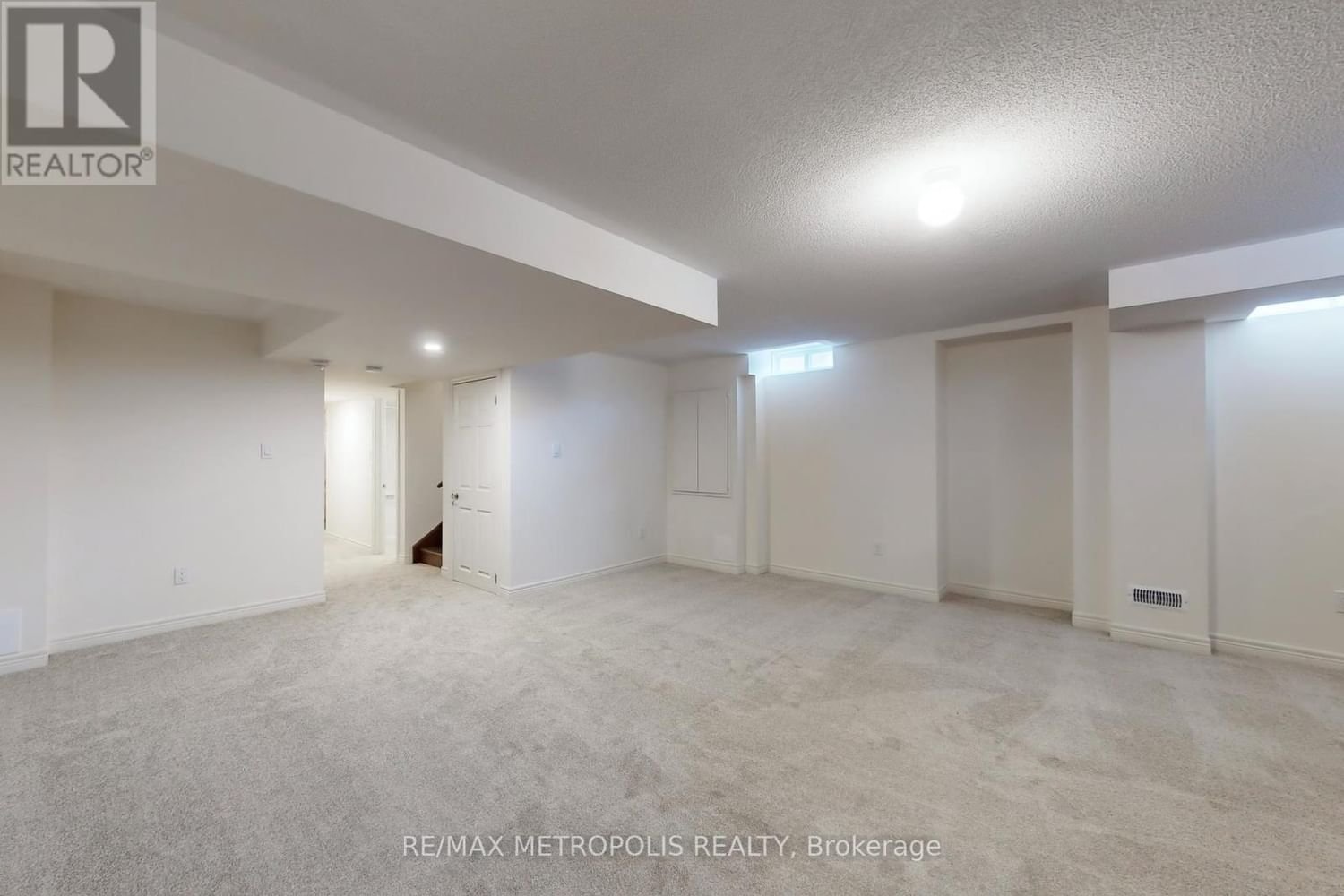 1215 DRINKLE CRES Image 33