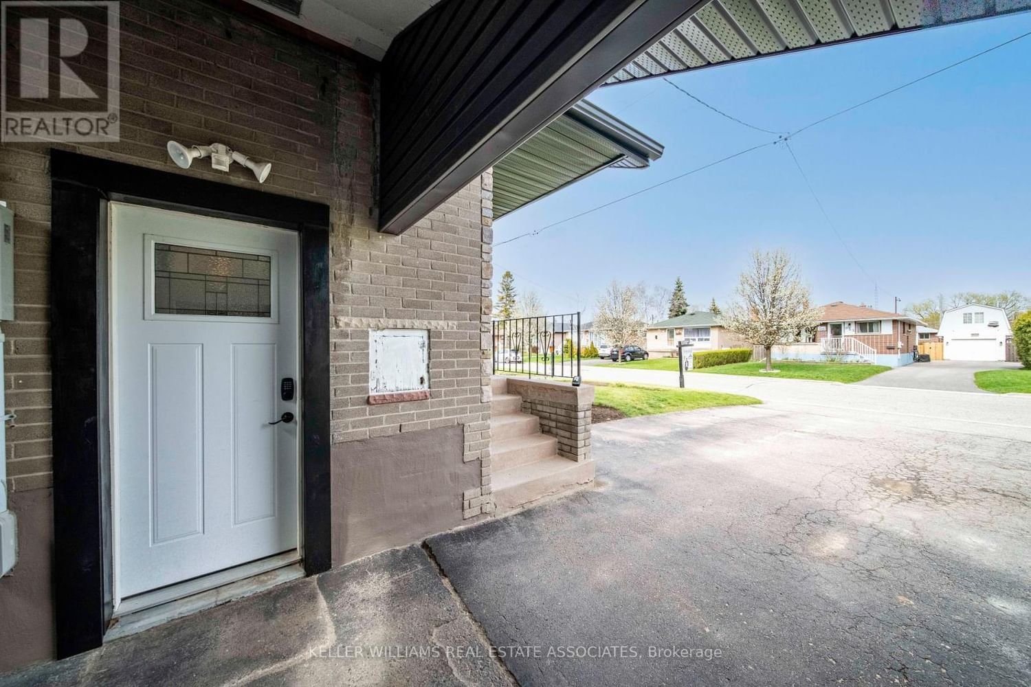 656 PERRY CRES Image 39