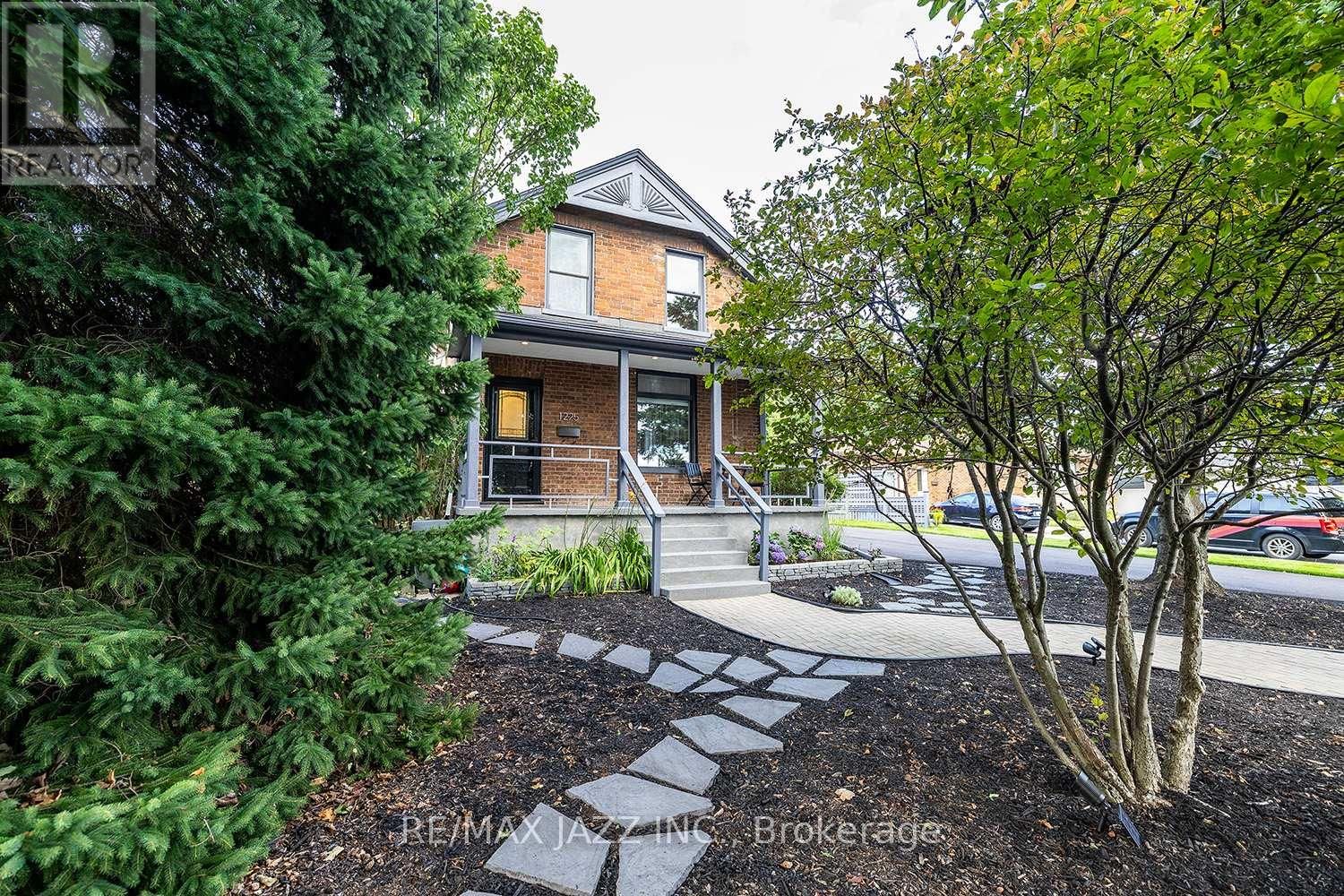 1225 SIMCOE STREET S Image 3