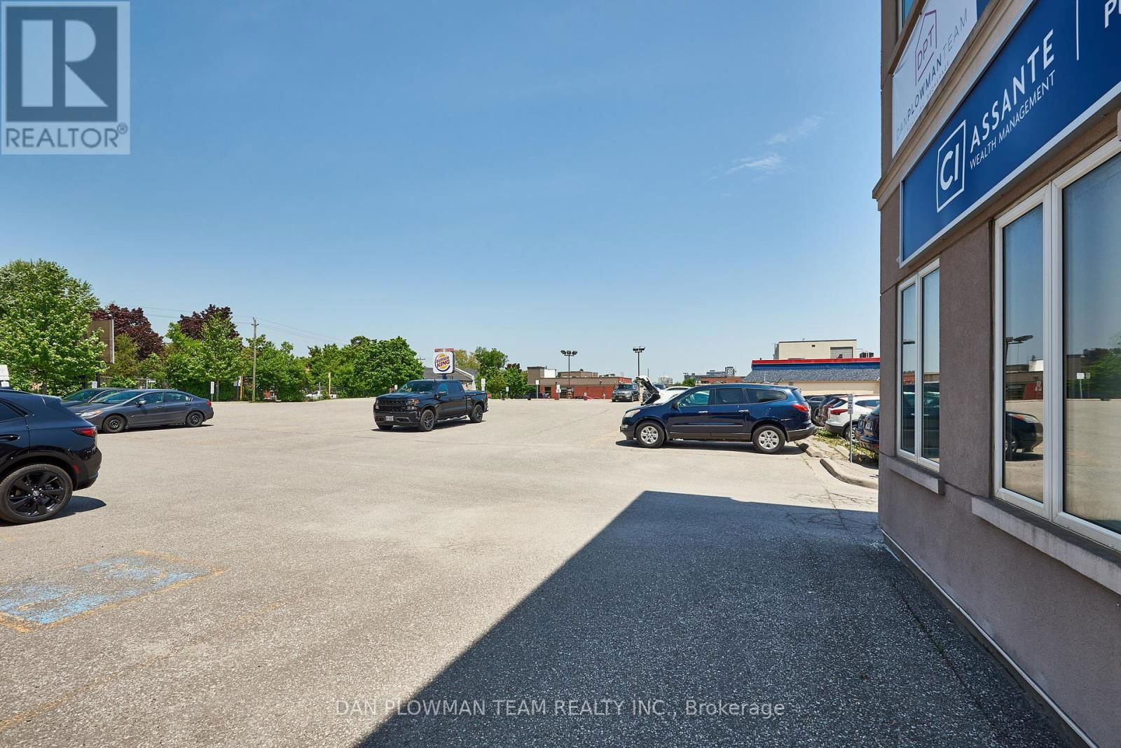 360 KING STREET W Image 8