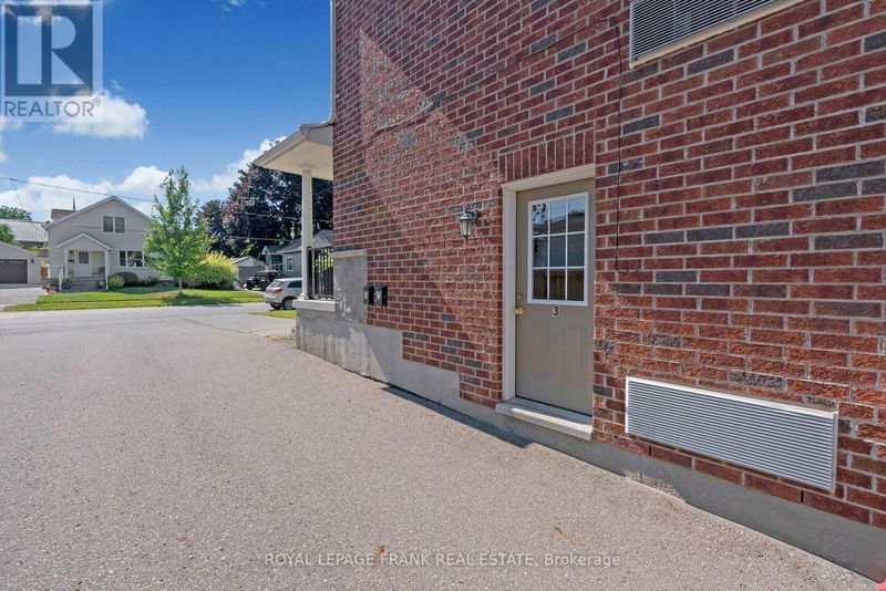 409 Perry Street  Whitby (Downtown Whitby), L1N4C2 | Image 3