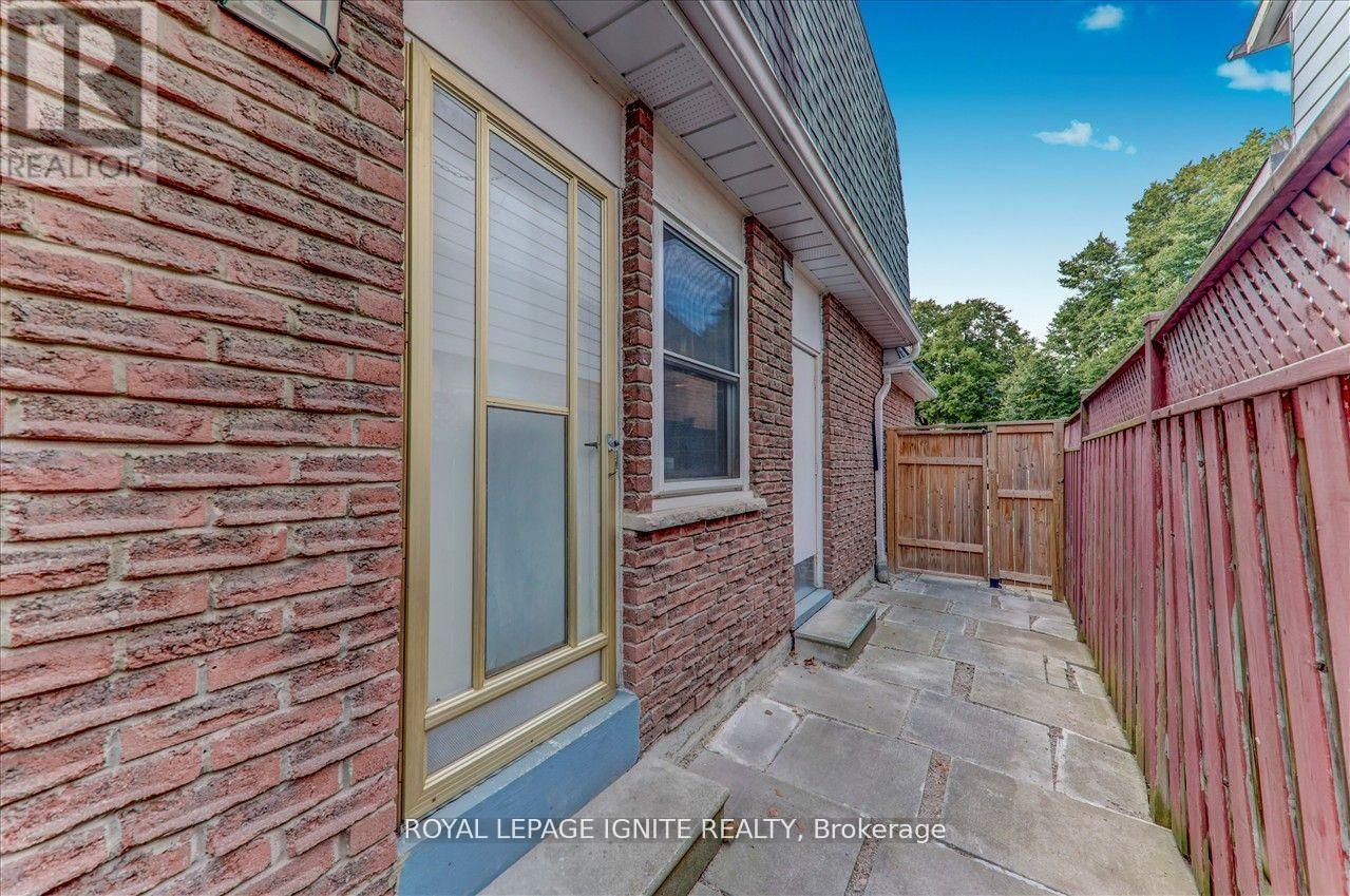 1565 JAYWIN CIRCLE Image 31