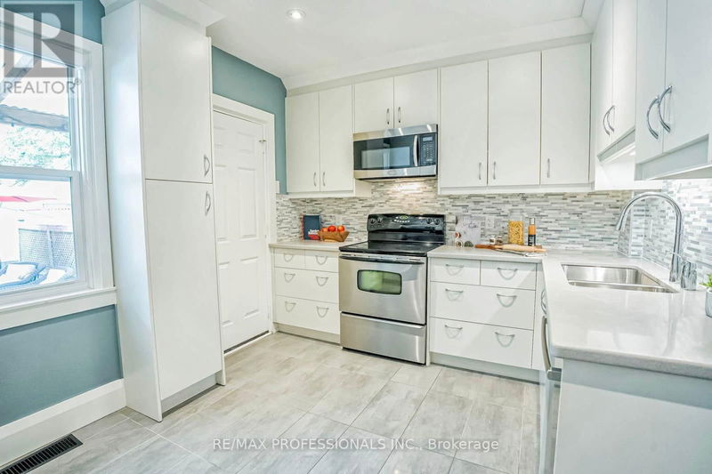 127 Bastedo Avenue  Toronto (Woodbine Corridor), M4C3N2 | Image 12