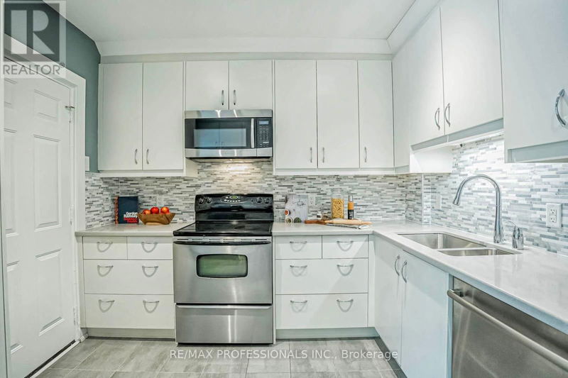 127 Bastedo Avenue  Toronto (Woodbine Corridor), M4C3N2 | Image 14