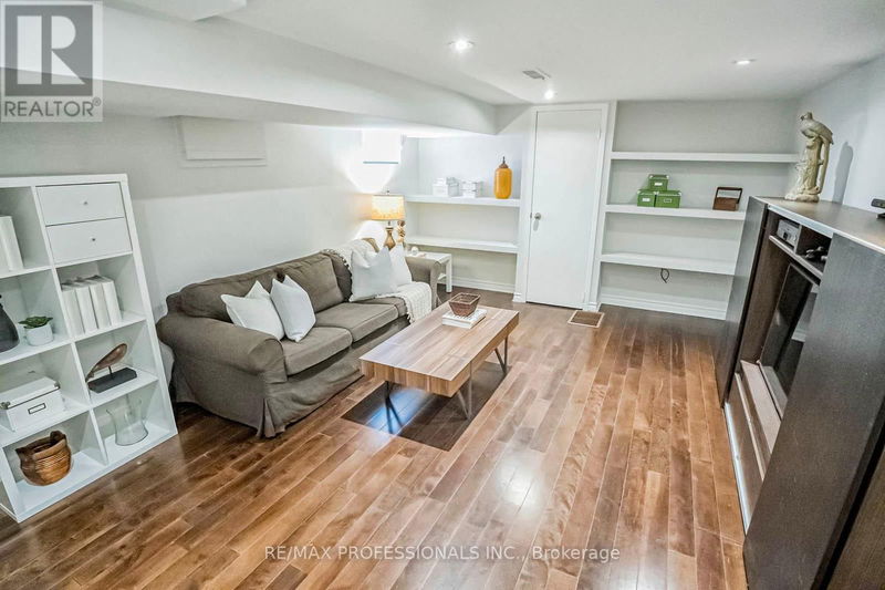 127 Bastedo Avenue  Toronto (Woodbine Corridor), M4C3N2 | Image 28