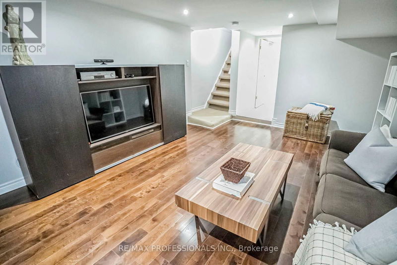 127 Bastedo Avenue  Toronto (Woodbine Corridor), M4C3N2 | Image 29