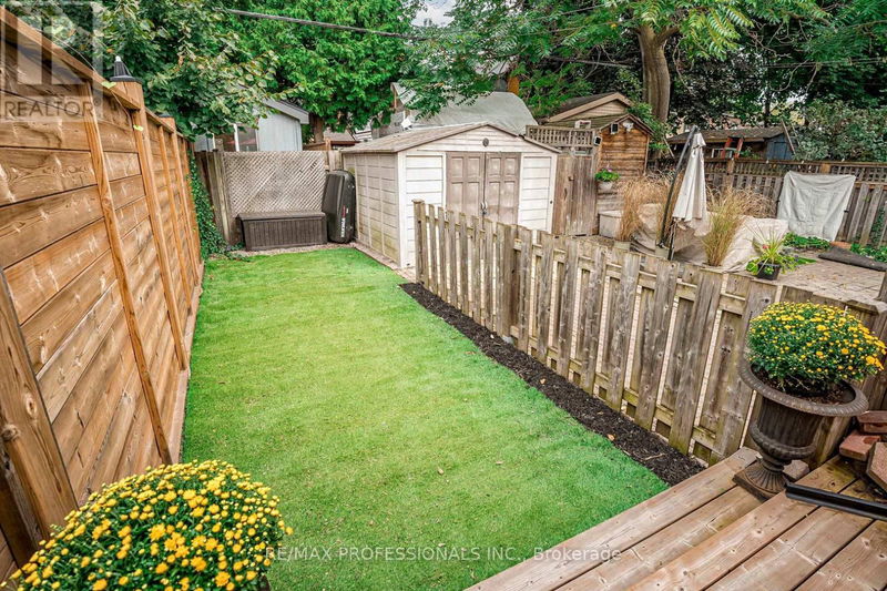 127 Bastedo Avenue  Toronto (Woodbine Corridor), M4C3N2 | Image 37