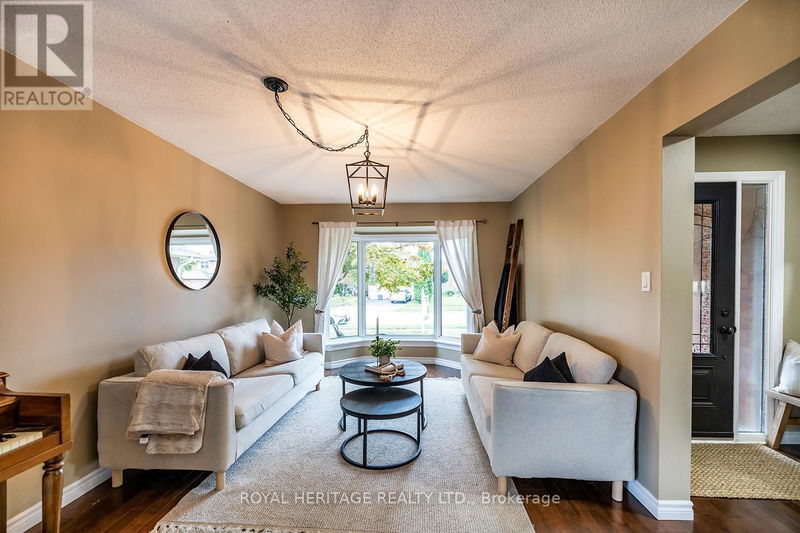 2073 Lynn Heights Drive  Pickering (Liverpool), L1X1P9 | Image 2