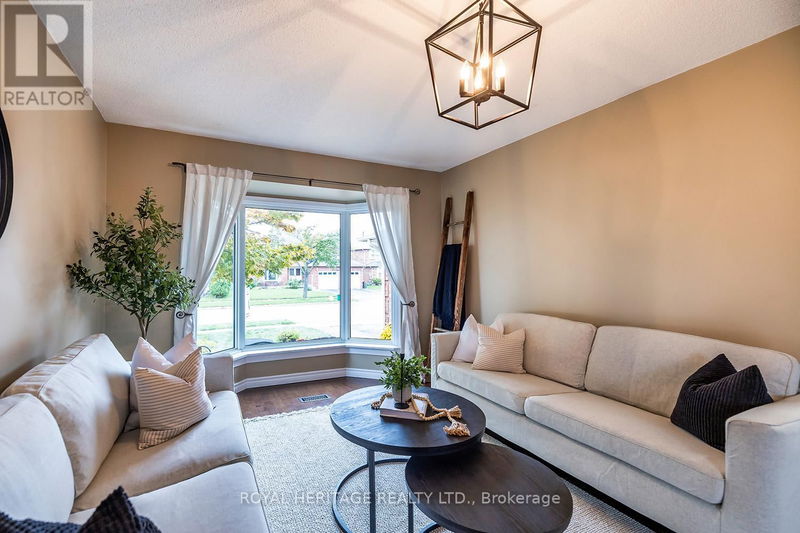 2073 Lynn Heights Drive  Pickering (Liverpool), L1X1P9 | Image 3