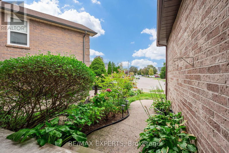 73 Mullen Drive  Ajax (Central West), L1T2B2 | Image 2